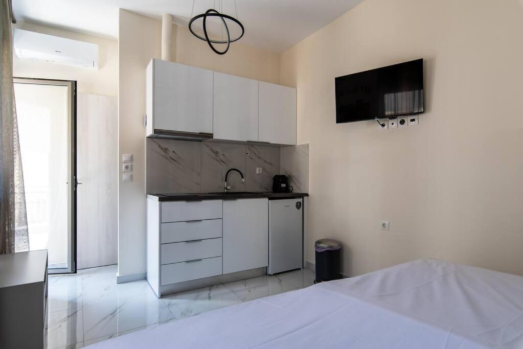 Appartamento Plaka Rafaela Elegant Urban Retreat In Athens Historic Heart Esterno foto