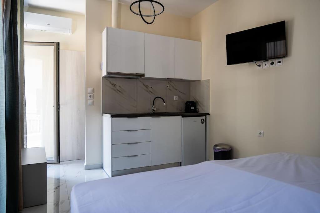 Appartamento Plaka Rafaela Elegant Urban Retreat In Athens Historic Heart Esterno foto