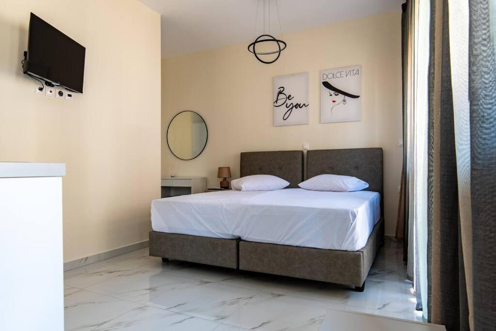 Appartamento Plaka Rafaela Elegant Urban Retreat In Athens Historic Heart Esterno foto